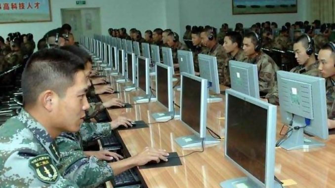 Oficiales chinos en una sala de informática.
