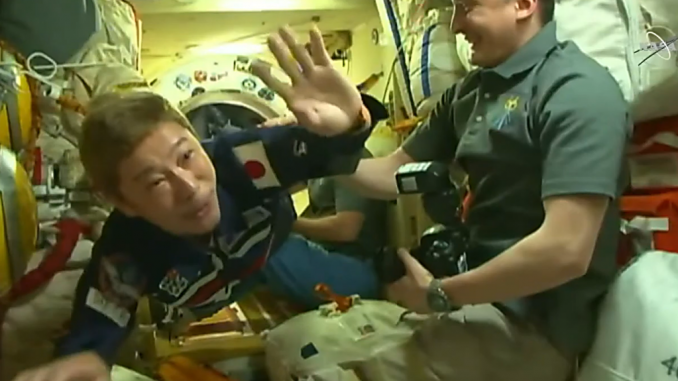 Yusaku Maezawa entrando a la Estación Espacial Internacional