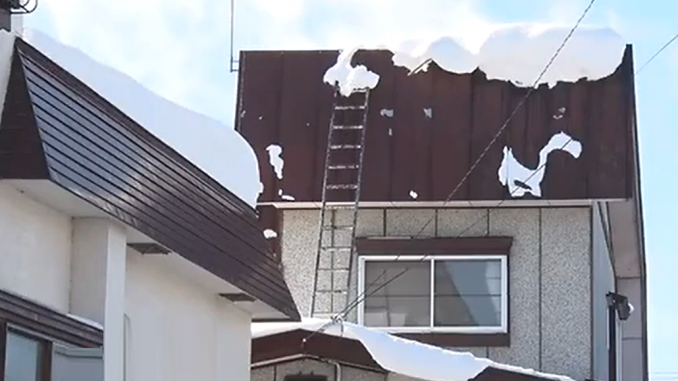 Casa en Aomori. Se observa la escalera y una pala clavada en el tope del techo.