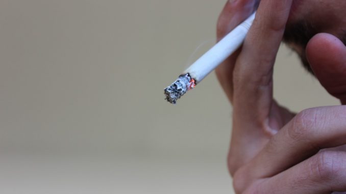 Fumando cigarrillo
