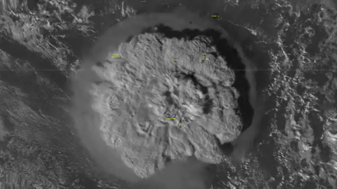 Imagen satelital de la erupcion submarina en Tonga