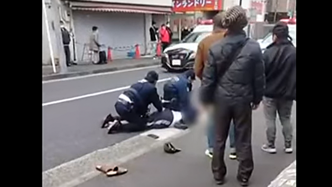 Atacante reducido por la policia en Kawasaki (Twitter)