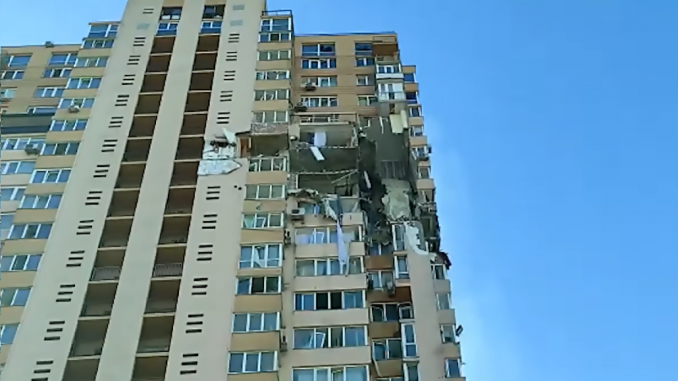 Edificio alcanzado por un misil ruso en Kiev