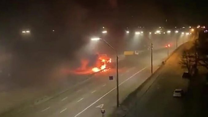 Un vehículo ruso arde cerca al metro de Beresteiska