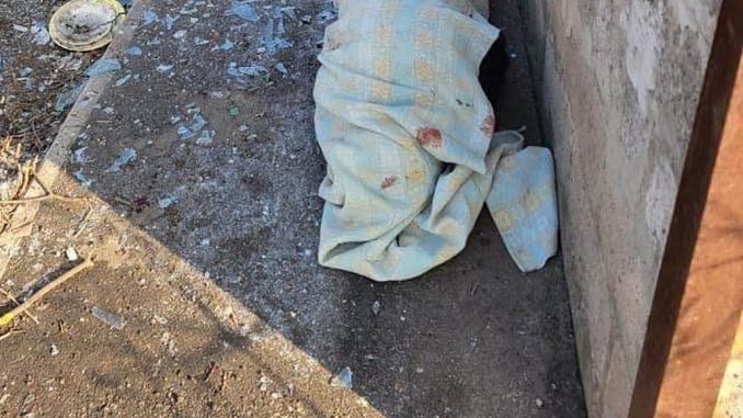 Cuerpos en una calle de Mariupol