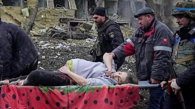 Embarazada evacuada del hospital bombardeado en Mariupol