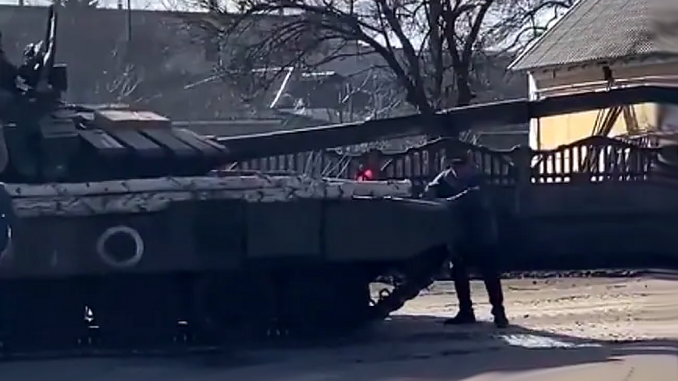 Hombre ucraniano hace frente a tanque ruso