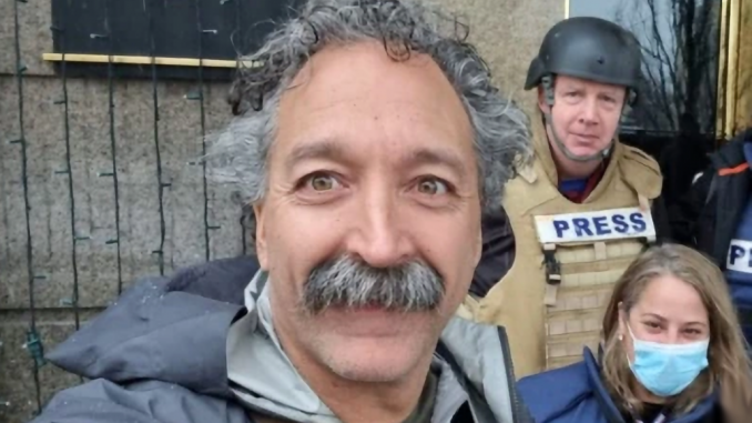 Pierre Zakrzewski se fotografía con otros colegas en una zona de guerra.
