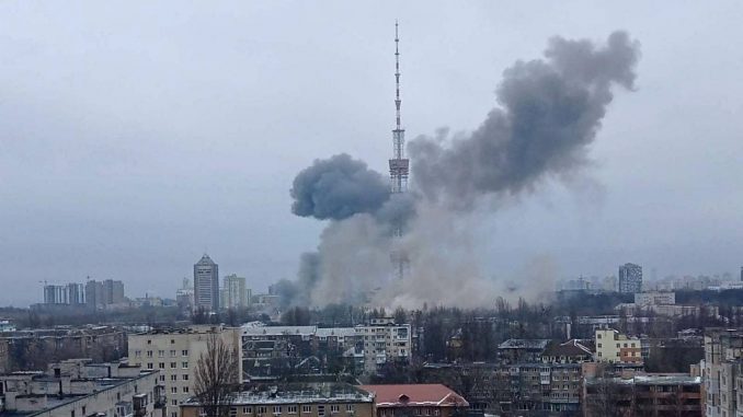 Rusos disparan contra torre de TV en Kiev
