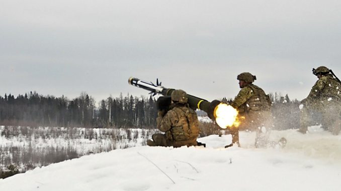 Tropas ucranianas lanzan un misil Javelin