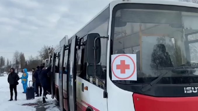 Unidades con la identificacion de la Cruz Roja empiezan a sacar a los civiles