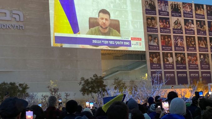 Zelensky en pantalla gigante en la Plaza Habima en Tel Aviv.