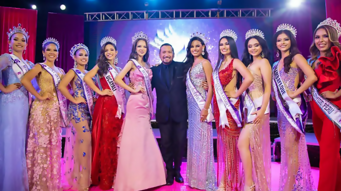 Diego Alcalde, presidente del concurso, con las diez primeras finalistas de Reina Adolescente 2022. Aiko Carrillo, tercera de la derecha.