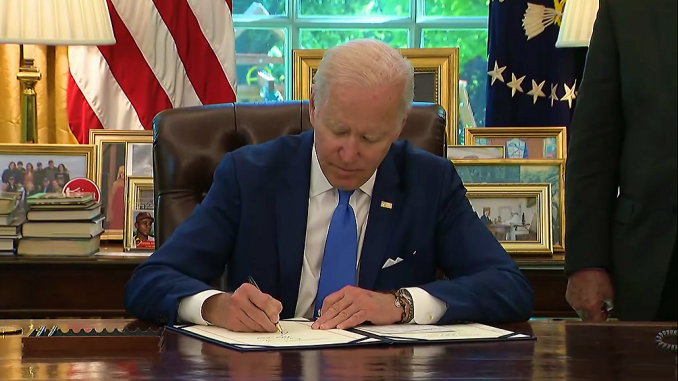 Biden firma ley de arrendamiento de armas para Ucrania