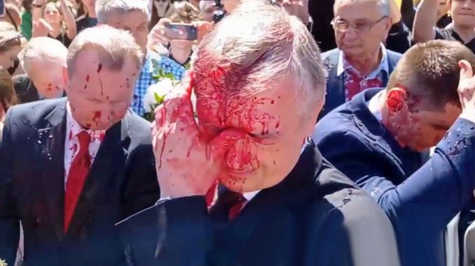 Embajador ruso Sergei Andreev atacado con pintura roja en Varsovia (Ria Novosti)