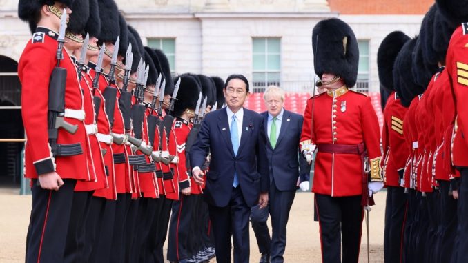 Kishida pasa revista a la guardia del primer ministro Boris Jhonson