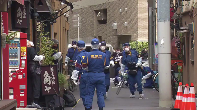 Policia en Yushima, investigando la muerte de ua vietnamita