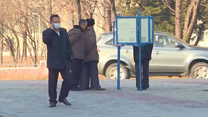 Pyongyang, personas con mascarilla