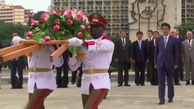 Abe en su visita a Cuba