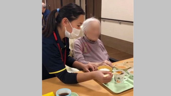 Cuidadora nepalesa en un asilo japonés