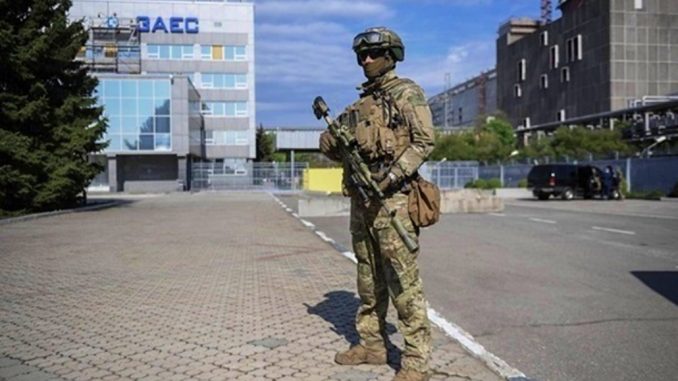 Soldado ruso en la entrada de la central de Zaporizhhia (Foto Energoatom)