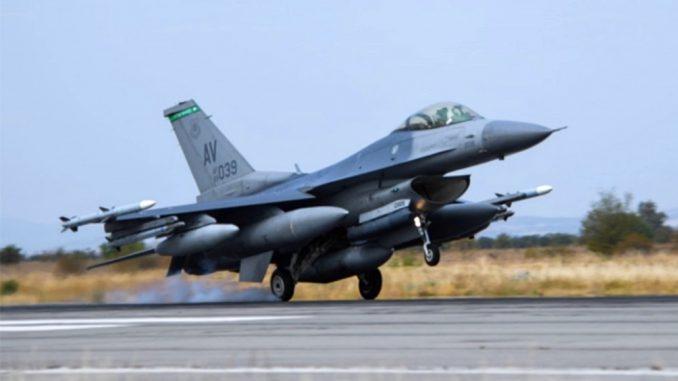 Un F16 estadounidense desplegado por la OTAN