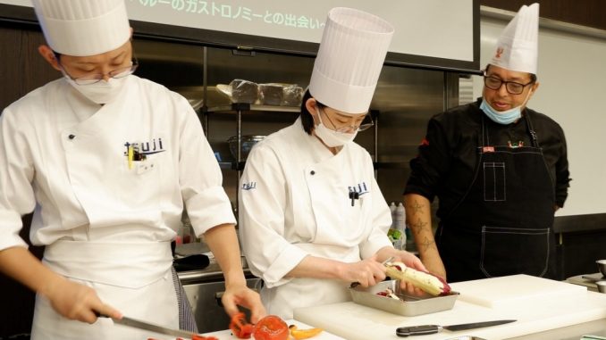 Arturo Huerta en plena instrucción en el Instituto Culinario Tsuji