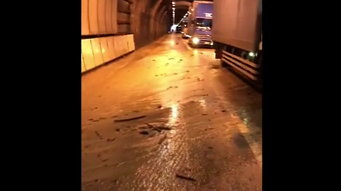 Camiones atascados en el túnel Tsuruga en Fukui