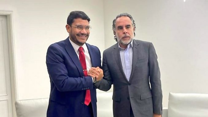 El embajador colombiano, Armando Benedetti, recibido en Caracas por el vicecanciller venezolano, Rander Peña,