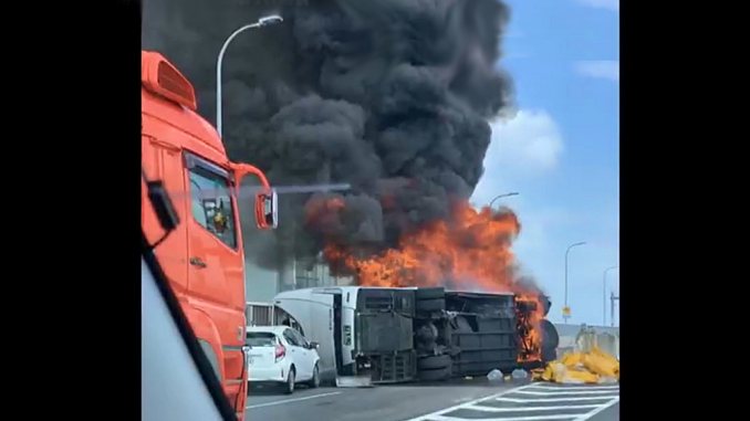 El incendio empieza devorar el autobús en Nagoya (Twitter)