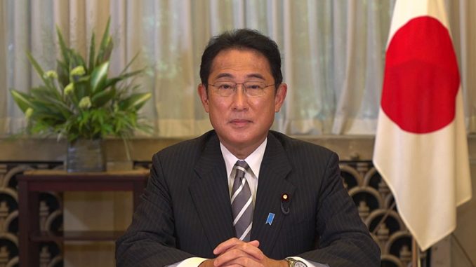 Fumio Kishida gestiona en línea mientras se recupera del coronavirus.