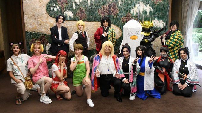 Gobernador Hideaki Omura, con cosplay de Howl