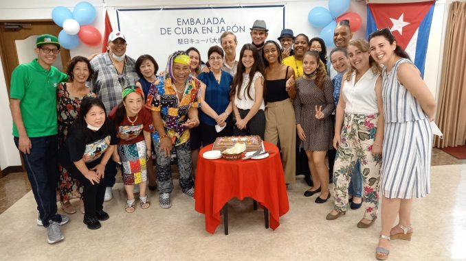 Grupo de cubanos celera el 26 de julio en la Embajada en Tokio