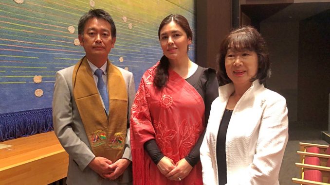 Natalia Salazar con sus invitados de honor en el Día de Bolivia