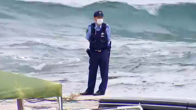 Policía monta guardia en la playa de Kumiage en Ibaraki