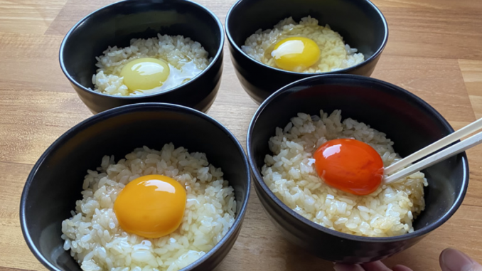 Yemas de huevos de diferentes colores