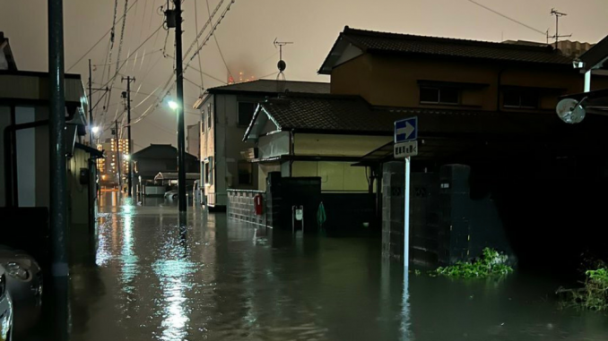 Corte de luz y calle inundada en Hamamatsu