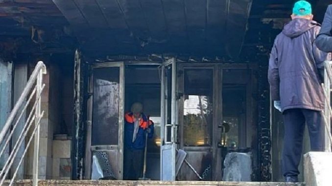 Local incendiado parcialmente en Tolyatti. (Tolyatti News)