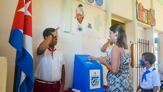 Referendum en Cuba. Niños acompañan las urnas.