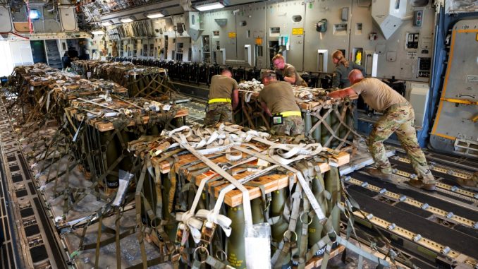Un avión C-17 Globemaster III cargado con proyectiles para Ucrania
