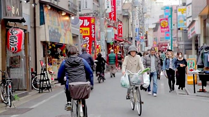 Conduciendo bicicleta en Tokio