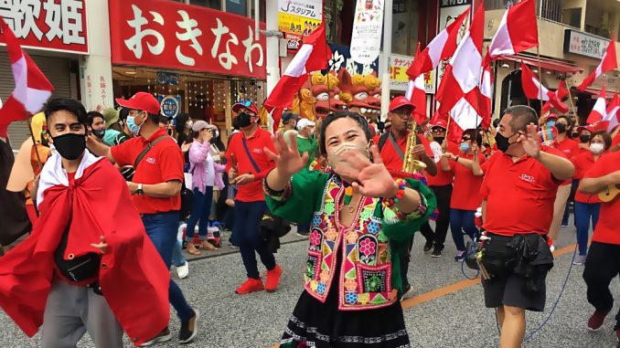 Delegación peruana en el Festival Mundial Uchunanchu