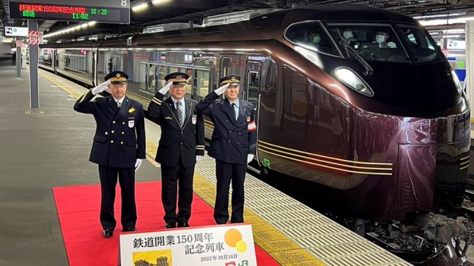 E655 Nagomi en el 150 aniversario del ferrocarril en Japón