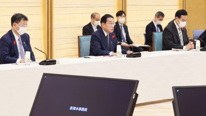Fumio Kishida en reunión de gabinete (Kantei)