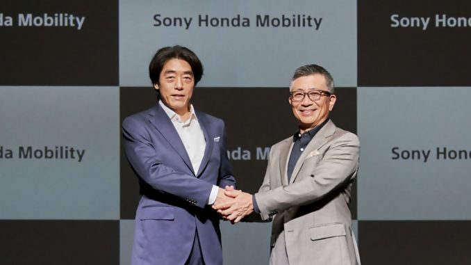 Izumi Kawanishi y Kenichiro Yoshida los presidentes de la empresa Sony Honda Mobility