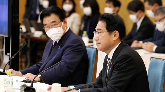 Kishida en la reunión de gabinete de hoy. A su costado el nuevo Ministro de Revitalización Económica.(Kantei)