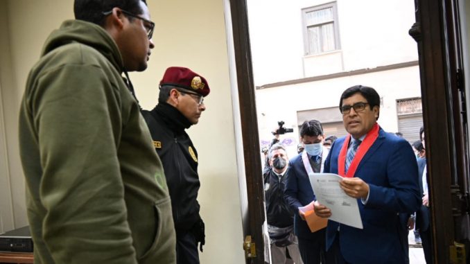 La fiscalía ingresa a las viviendas de congresistas de Acción Popular