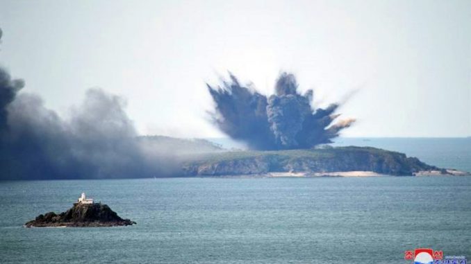 Simulacro con fuego real divulgado el 10 de octubre por la Agencia Central de Noticias de Corea del Norte