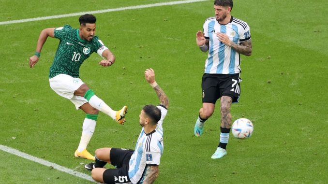 Aldawsari remata sobre la marca argentina y anota el 1 a 0