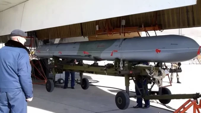 Carga de un misil crucero ruso Kh-101
